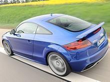 Das TT RS Coupé (ab 55.800 Euro) stürmt in 4,6 Sekunden aus dem Stand auf 100 km/h. Wie bei der sportlichen Audi-Tochter quattro GmbH üblich, kann die Höchstgeschwindigkeit von 250 km/h nach Kundenwunsch auf 280 km/h angehoben werden. Foto: unitedpictures